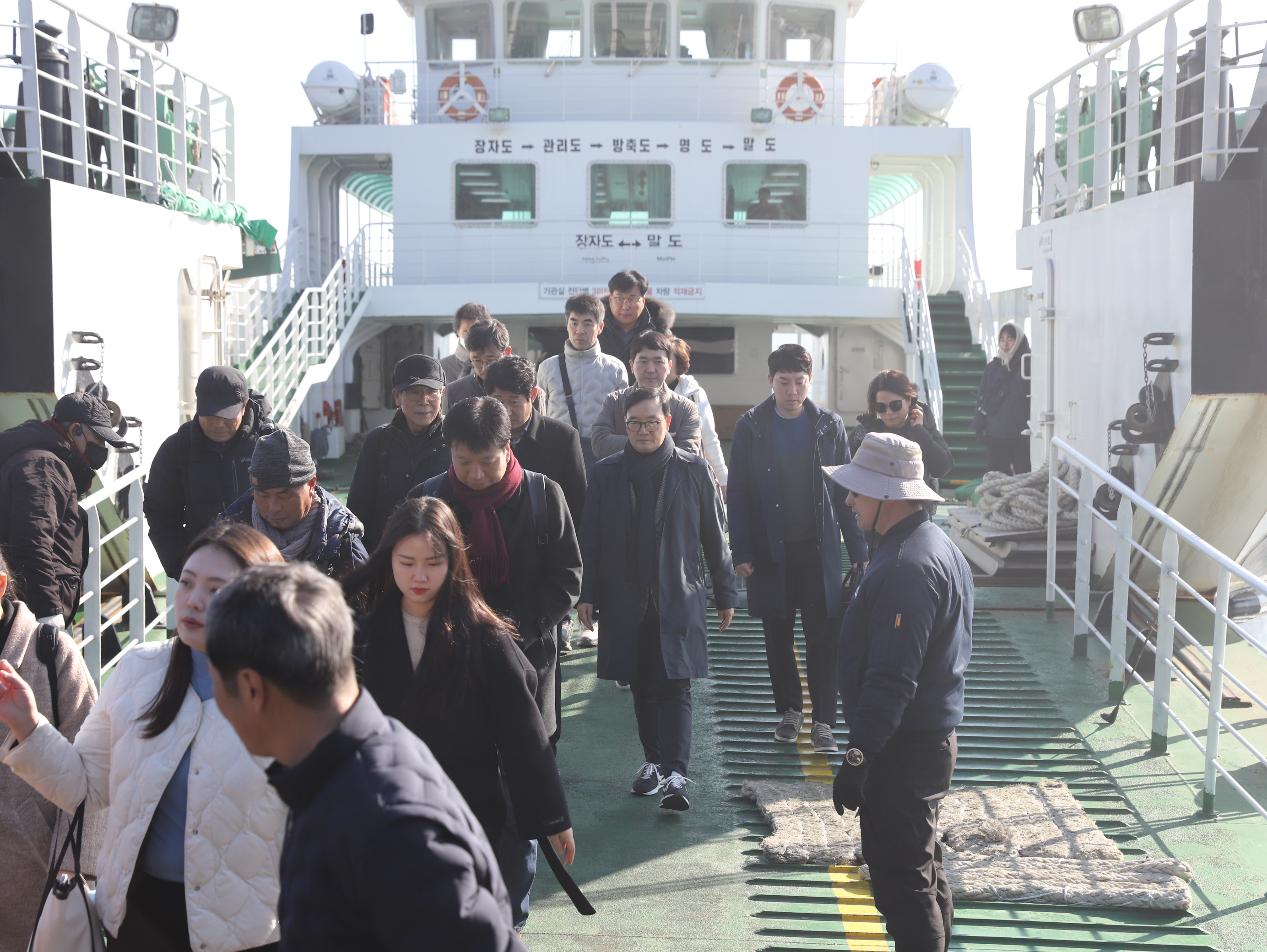 오동호 원장을 비롯한 한국섬진흥원 방문단이 여객선에서 하선하는 모습